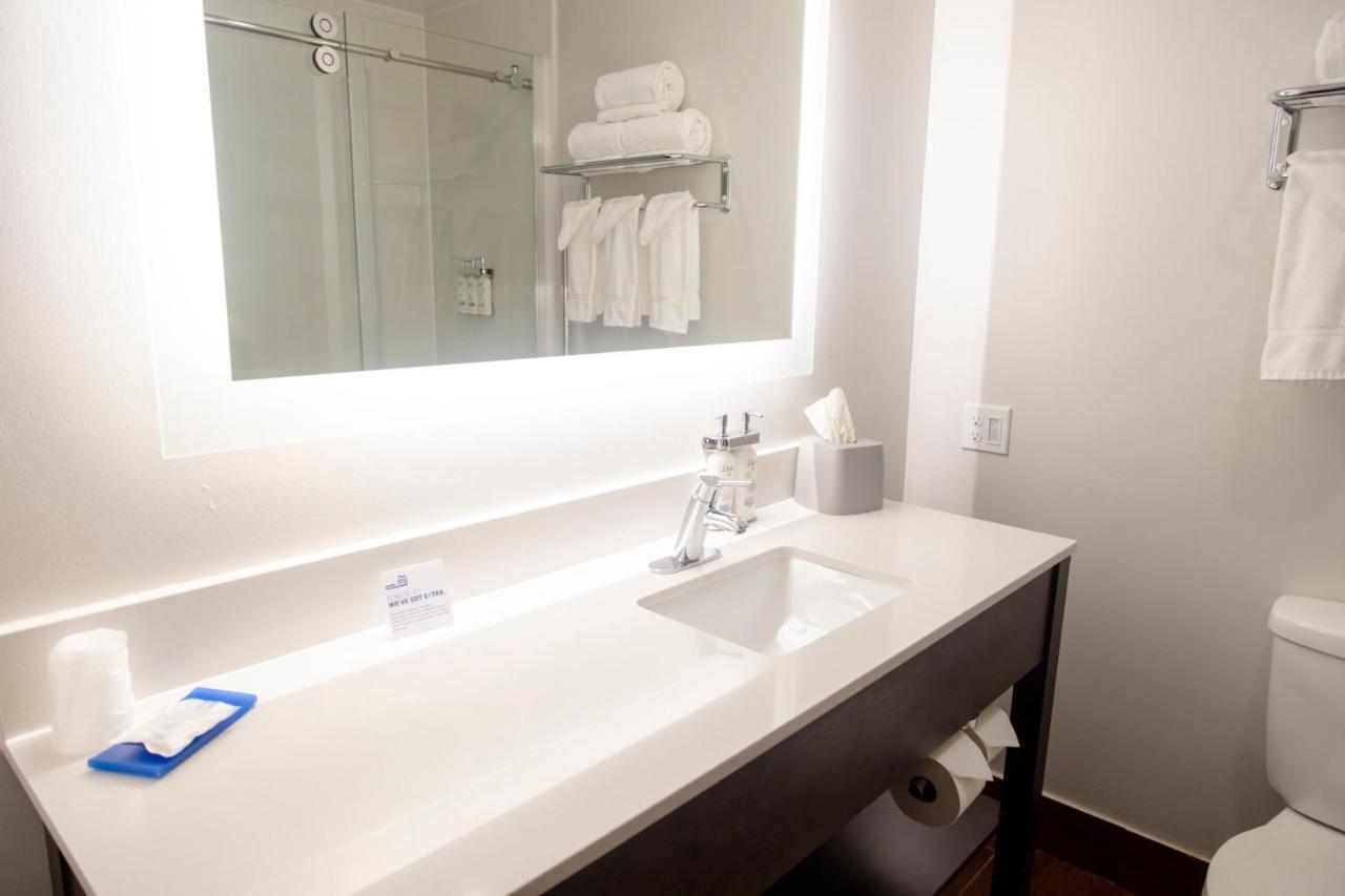 Holiday Inn Express Marshfield - Springfield Area By Ihg Buitenkant foto
