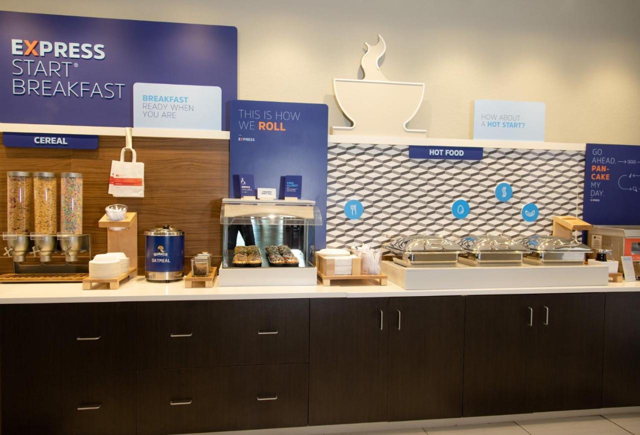 Holiday Inn Express Marshfield - Springfield Area By Ihg Buitenkant foto