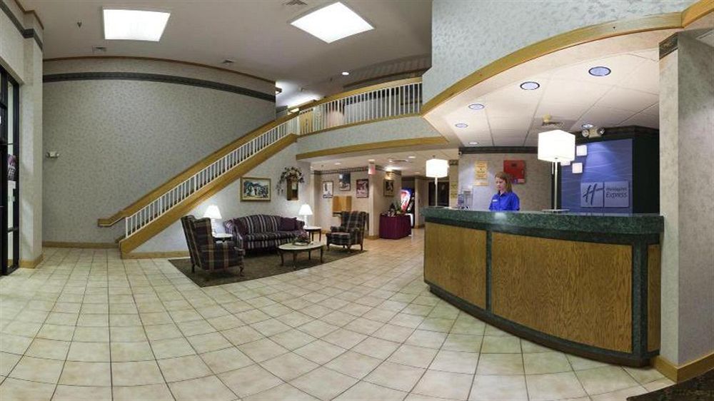 Holiday Inn Express Marshfield - Springfield Area By Ihg Buitenkant foto